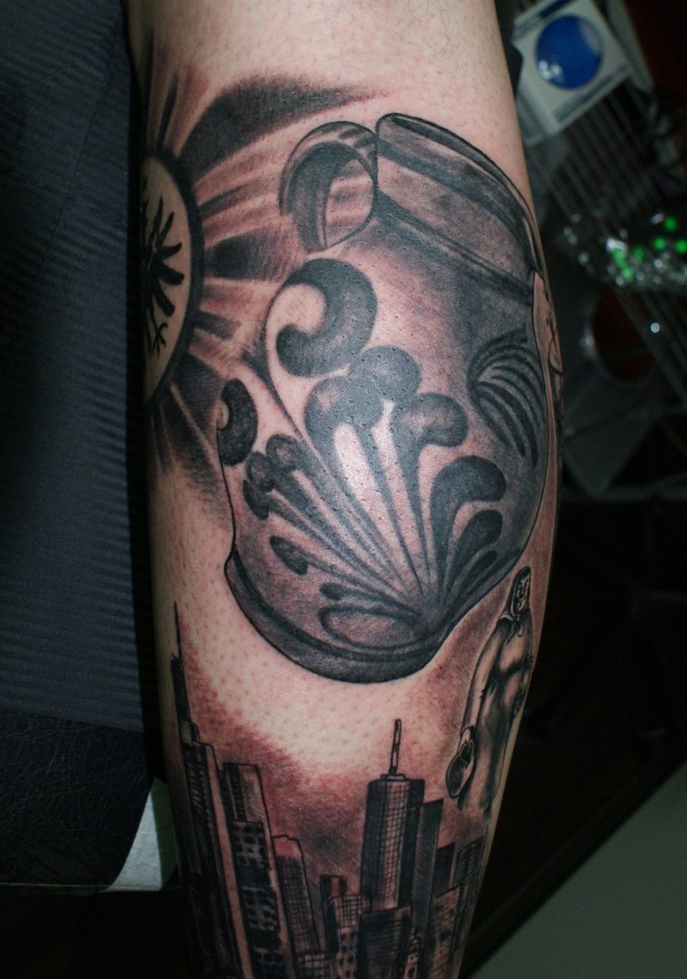Blackwork Tattoo mit fließenden Formen
