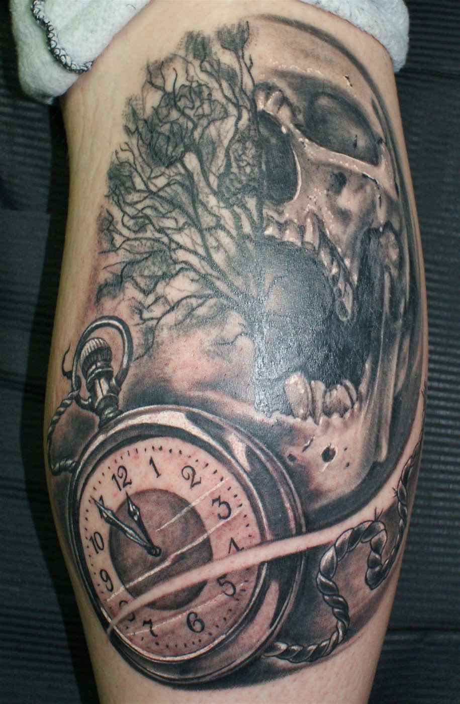 Uhr und Rose Tattoo in Schwarz Grau
