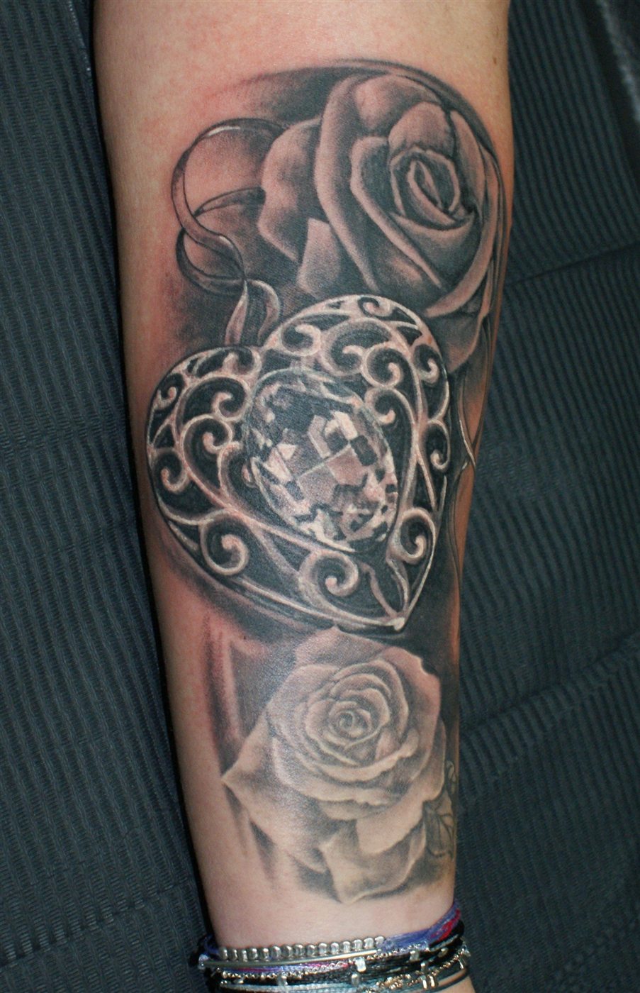 Herz Schloss Tattoo mit Ornamenten