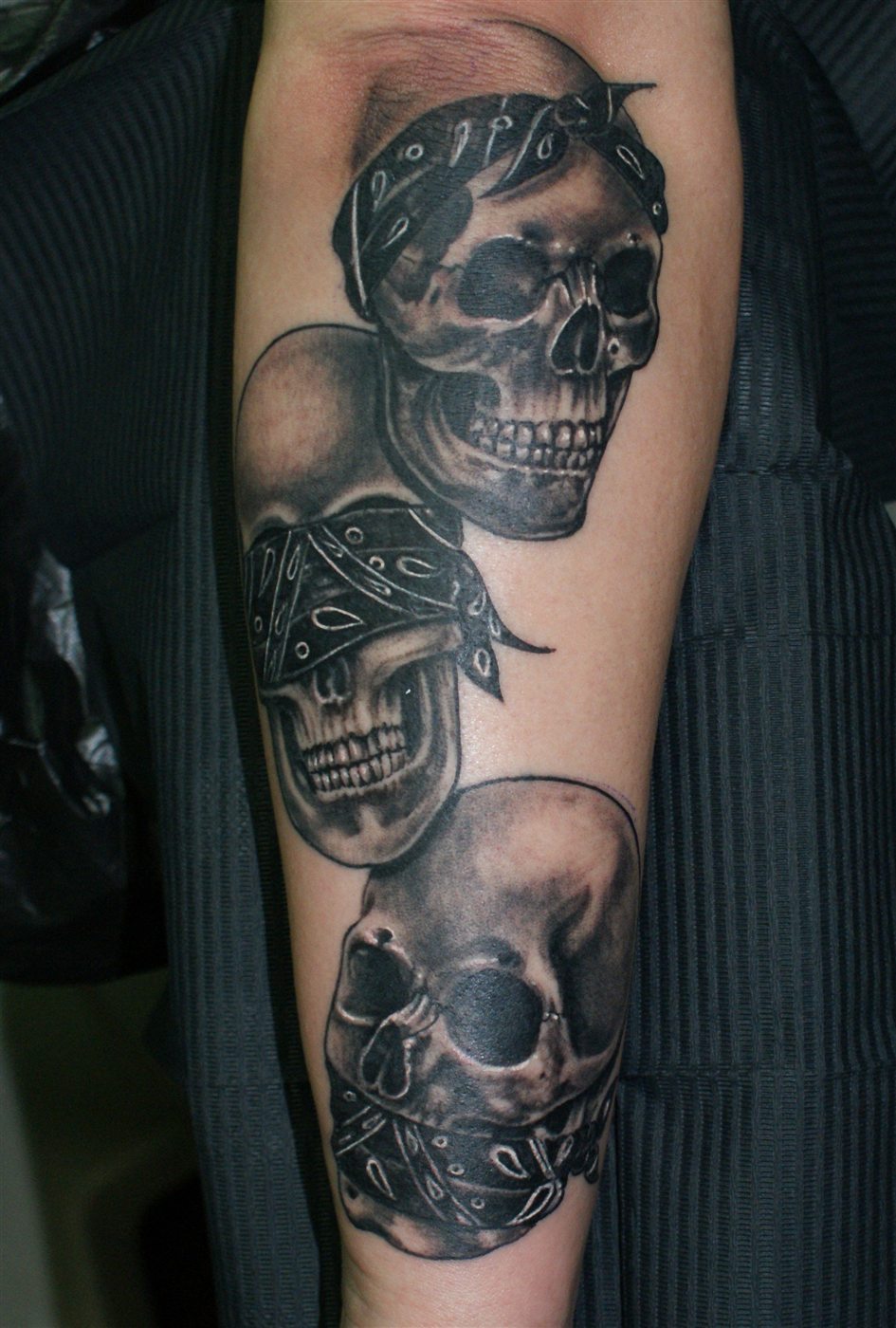 Skull Tattoo am Bein