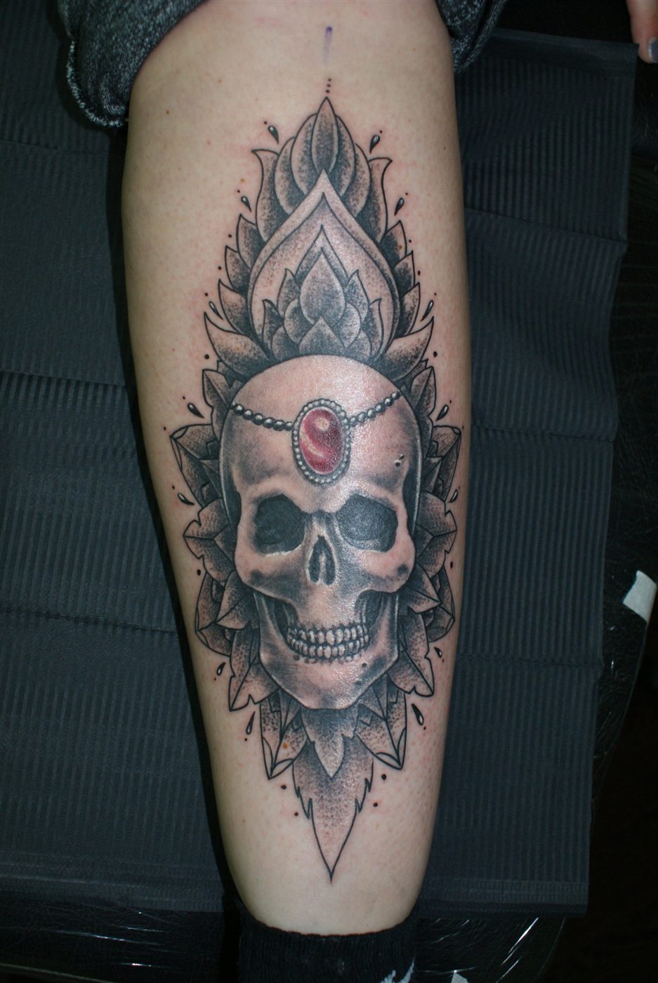 Realistisches Skull Tattoo mit rotem Stein